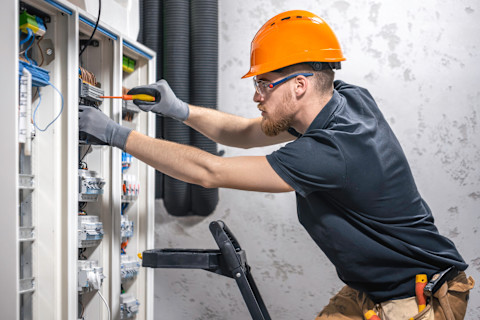 Profesyonel elektrik teknisyeni